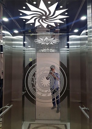يستخدم مصعد Otis لوح فولاذي مقاوم للصدأ FEROSTEEL لتزيين المصعد